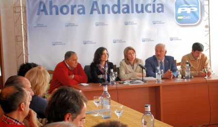 Participantes en la reunión del PP en El Bosque.