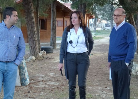 La delegada provincial de Medio Ambiente, con el alcalde de Bornos.