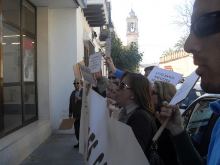 Los manifestantes, ante una entidad bancaria de Bornos.