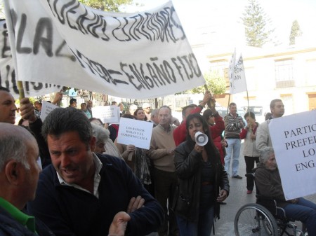 Manifestantes contra la estafa bancaria.