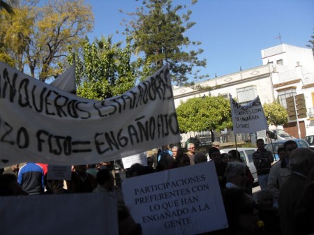 Pancartas contra la estafa bancaria en Bornos.