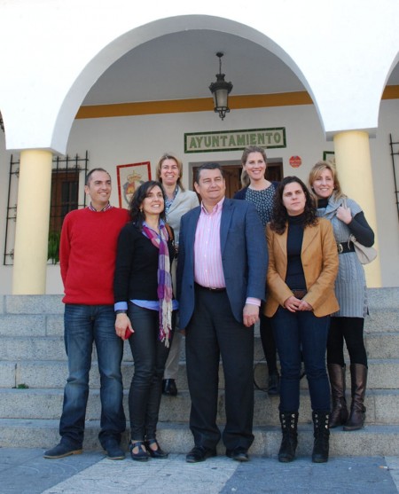 Antonio Sanz, con la alcaldesa de El Bosque y otros miembros del PP.