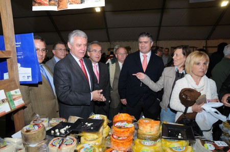 Representantes políticos, en la inauguración de la IV Feria del Queso de Villaluenga.