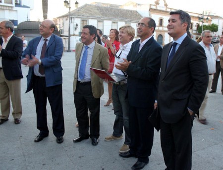 El presidente de la Diputación, el alcalde de Villamartín y otros asistentes a la inauguración.