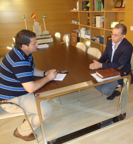 El alcalde de Espera, Pedro Romero, con el diputado provincial de Infraestreucturas, Eduardo Párraga.