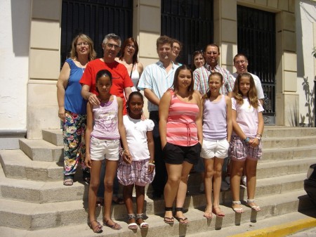 Las niñas saharauis, con el alcalde de Olvera, Fernando Fernández, las ediles Mulero y, el presidente de 'Tierra Libre', Francisco Rubio, familiares de acogida.