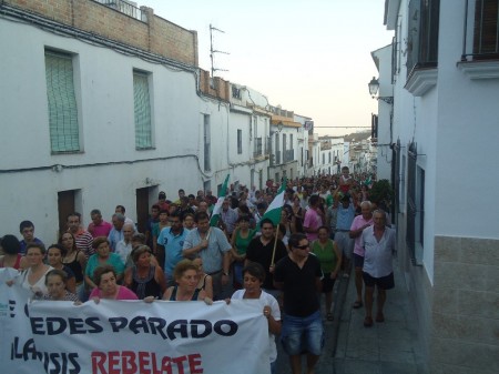 La manifestación, durante su recorrido por Espera.