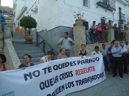 El alcalde, Pedro Romero, micrófono en mano, se dirige a los manifestantes al término de la protesta.