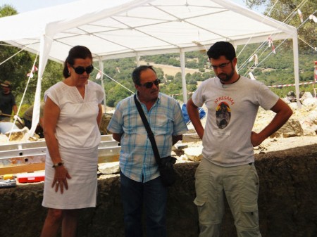 La eurodiputada socialista Carmen Romero, el secretario de Historia y Documentación del PSOE , Carlos Perales, y el arqueólogo Jesús Román.