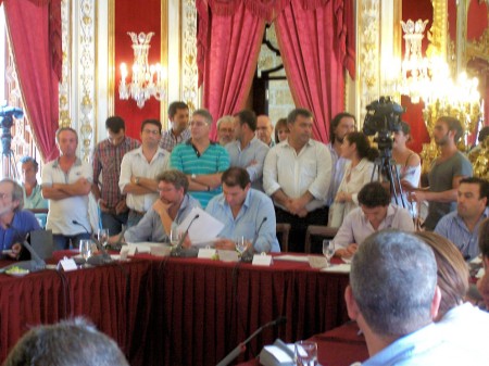 Alcaldes y representantes municipales de IU de la provincia arropan a Pedro Romero en el pleno de la Diputación.