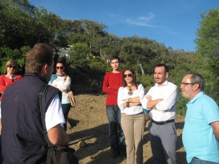 Dirigentes socialistas atienden las explicaciones del coordinador del proyecto de exhumación.