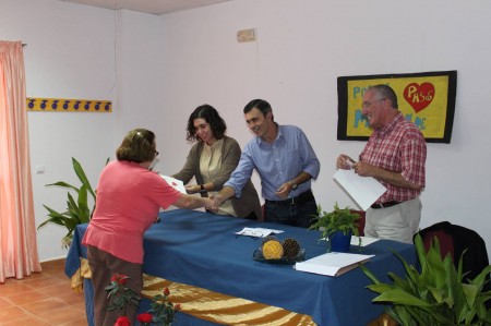 Entrega de diplomas acreditativos.