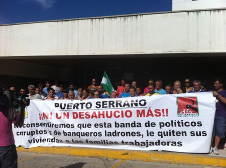 Vecinos de Puerto Serrano, concentrados en el Juzgado de Arcos.