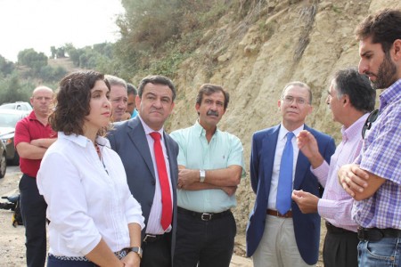 Representantes políticos y técnicos, en la carretera de Setenil a TorreAlhaquime.