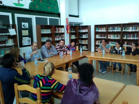 El delegado de Obras Públicas, el alcalde en funciones y las familias amenazadas de desahucio.