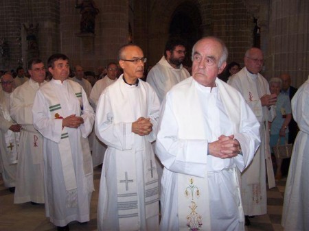Carlos González García-Mier, con otros sacerdotes, en una ceremonia religiosa.