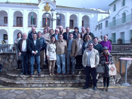 Representantes del PP, en la Plaza de las Libertades de Benaocaz.