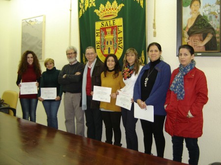 Galardonadas, junto con el diputado provincial Eduardo Párraga y ediles del Ayuntamiento.