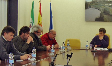 Fernando Fernández y los demás ediles de IU, durante la intervención de José Luis del Río.