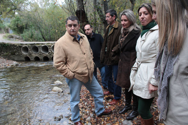 Los dirigentes del PP, en un puente de Tavizna.