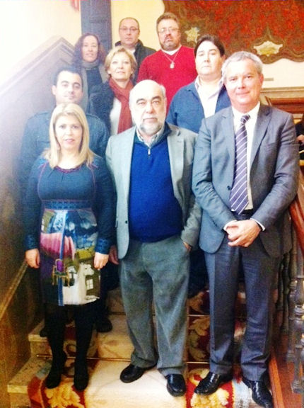 La diputada socialista gaditana Mamen Sánchez, con representantes sindicales de Paradores en el Congreso de los Diputados.