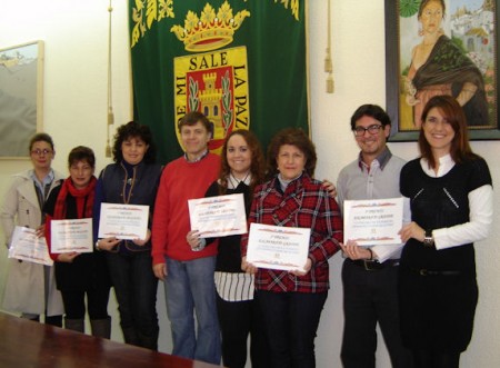 El concejal, con los comerciantes premiados.