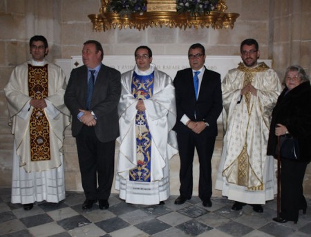 Los dos nuevos sacerdotes de Arcos, junto con otro de El Puerto de Santa María, y los respectivos alcaldes.