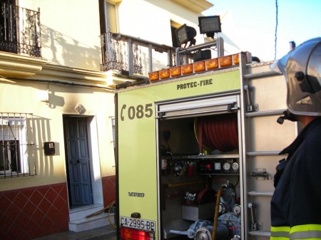 Un vehículo de bomberos, ante la vivienda siniestrada.