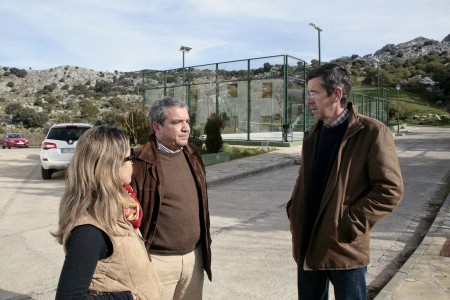 El diputado de Deportes, Juan José Marmolejo, el alcalde de Benaocaz, Juan María Mangana, y la primera teniente de alcalde, Ana Belén García.