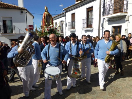 Hoy en día San Blas es acompañado masivamente durante su recorrido por las calles con coplas y ritmos alegres.