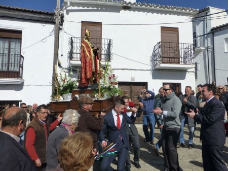 Los fieles se contagian y no se resisten a participar en la fiesta.