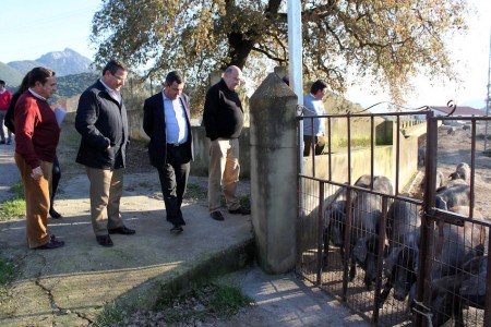 Visita de miembros de la Diputación a la finca El Imperio.