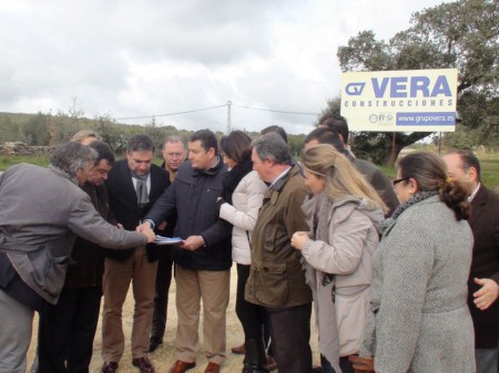 Dirigentes del PP de Cádiz y Málaga, en su concentración parfa pedir la finalización de las obras de la variante de Setenil de las Bodegas.