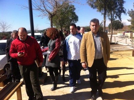 El alcalde de Puerto Serrano, Francisco Javier Gómez, y el delegado territorial de Turismo, Manuel Cárdenas, en la Vía Verde.