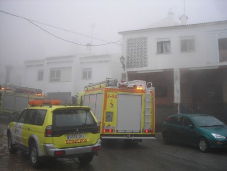 Vehículos de bomberos en la zona del incendio.