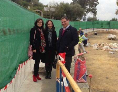 La alcladesa, Ana Gil, con el diputado provincial Bernardo Villar en la zona de las obras.