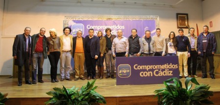 De Miguel, con los demás dirigentes del PP, en la clausura del congreso local de Grazalema.