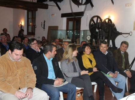 La presidenta del PP de El Gastor, Silvia Muñoz, con dirigentes del PP provincial.