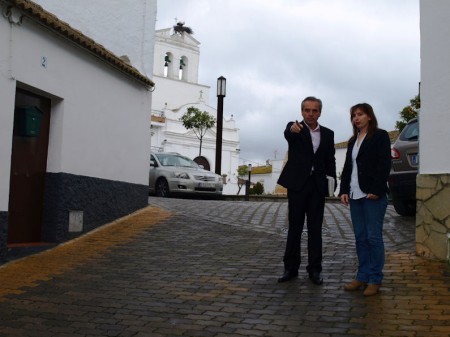 El diputado provincial Alfonso Moscoso y la alcaldesa de Algar, María José Villagrán.