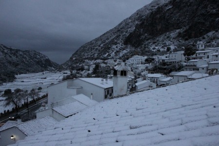 Primera nevada del año en Villaluenga del Rosario, el 28 de febrero de 2013.