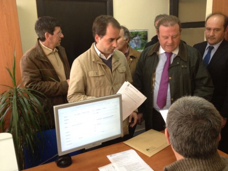 Dirigentes del PP presentan su solicitud en el registro de la Mancomunidad de Municipios de la Sierra de Cádiz.