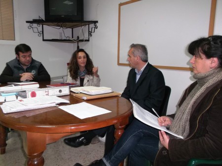 El diputado provincial Alfonso Moscoso, con ediles del PSOE de El Bosque.