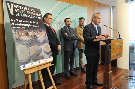 El alcalde de Villaluenga, Alfonso Moscoso, en la presentación de la muestra del queso.