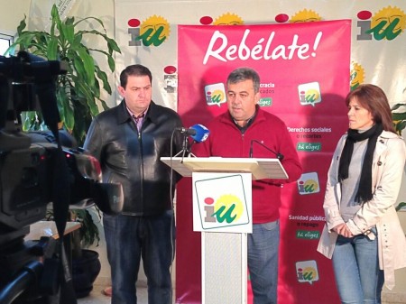 Manuel Cárdenas (en el centro), junto a Dolores Caballero y Pedro Romero, en la rueda de prensa en Arcos de la Frontera.