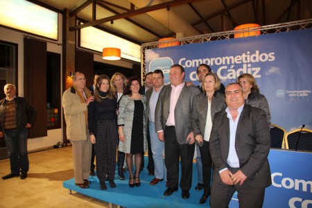 Los dirigentes del PP, en la clausura del congreso local de Arcos.