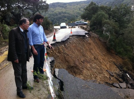 El diputado provincial Eduardo Párraga, con el alcalde de Jimena, en la carretera del Puerto de Gáliz.