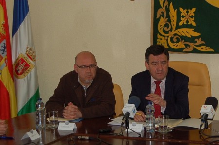 El alcalde de Olvera, José Luis del Río, y el presidente de la Diputación de Cádiz, José Loaiza.