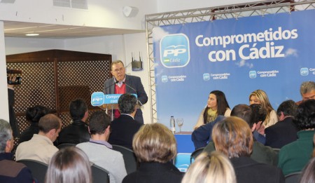 Eduardo Párraga se dirige a los asistentes al congreso local del PP de Olvera.