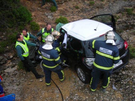 Bomberos y guardias civiles, en el rescate de uno de los heridos.