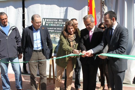 El delegado del Gobierno de la Junta de Andalucía en Cádiz, Fernando López Gil, el alcalde de Villaluenga, Alfonso Moscoso, y la diputada provincial Inmaculada Olivero.